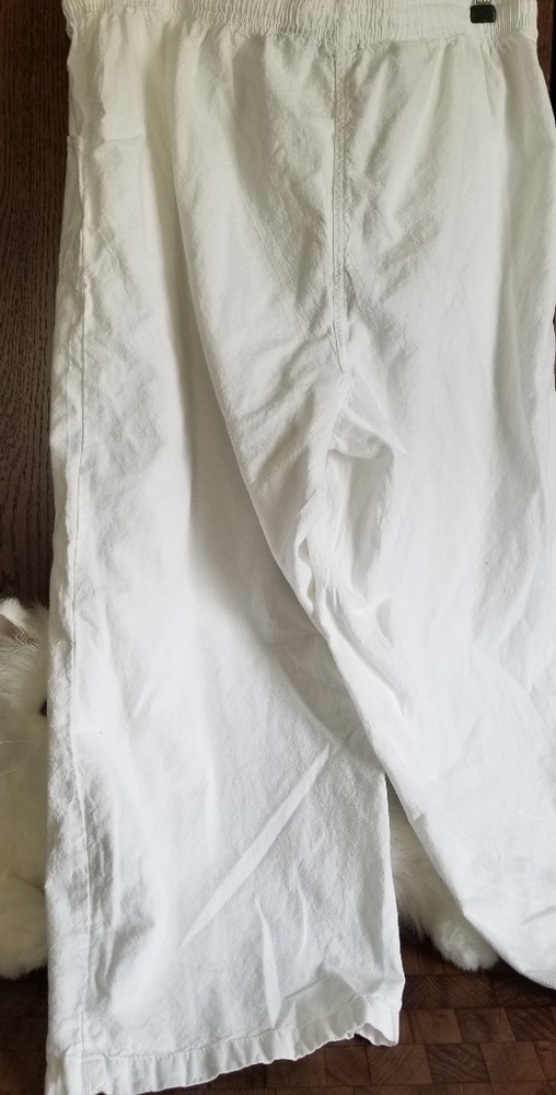 Basic Editions white capris - Picture 2 of 2
